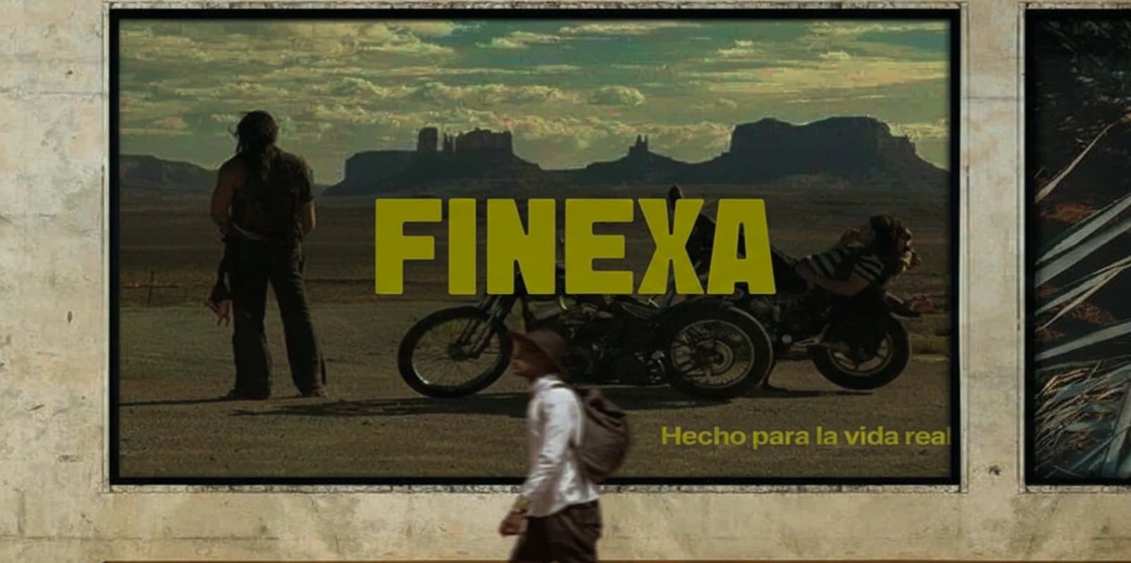 Finexa billboard in a desert town: “Hecho para la vida real”